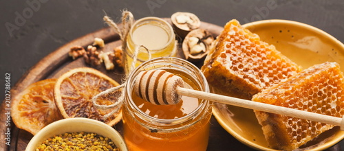 Fotomural Various types of honey on wooden platter, closeup