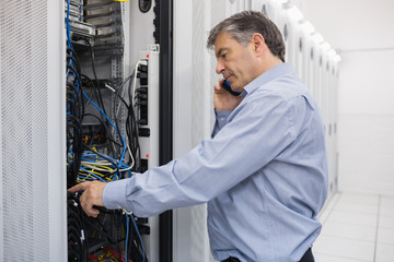 Aufkleber - Technician phoning while repairing a server