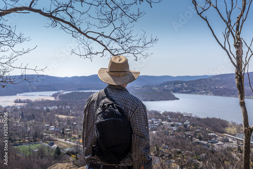 Fotografie, Obraz Man overlook Hudson Valley from Bull Hill hiking trail near Cold Spring, NY