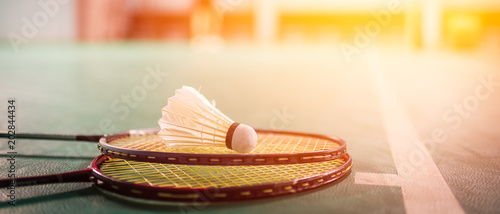 Fototapety Badminton  pilka-do-badmintona-wahadlowy-i-rakieta-na-podlodze-kortu