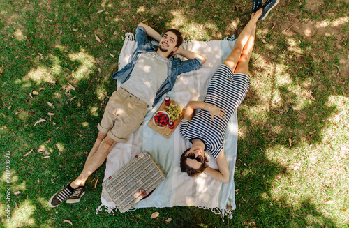 Fotomural Couple relaxing on a picnic at park