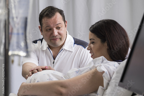 Fotografie, Obraz Man with pregnant woman about to give birth at the hospital