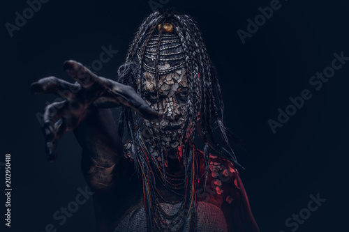 Cuadros en Lienzo Close-up portrait of a witch from the indigenous African tribe, wearing traditional costume