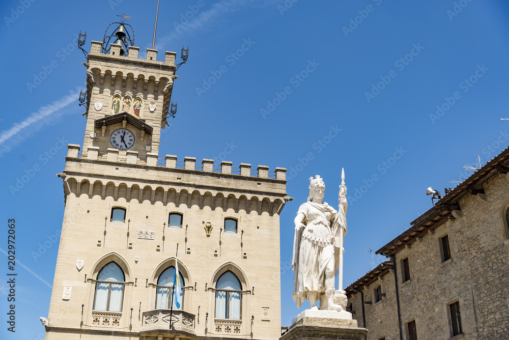 Obraz na płótnie San Marino Public Palace and statue of Liberty w salonie