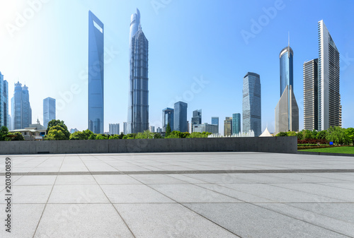 Zdjęcie XXL nowoczesne miejskie komercyjne biurowce i puste kwadratowe podłogi w Szanghaju
