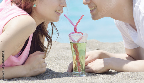 ビーチでトロピカルドリンクを飲むカップル Stock 写真 Adobe Stock ビーチでトロピカルドリンクを飲むカップル Stock 写真 Adobe Stock