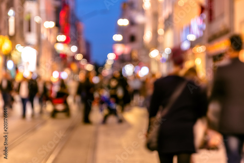 Plakat tłum ludzi chodzi po ruchliwej ulicy Istiklal