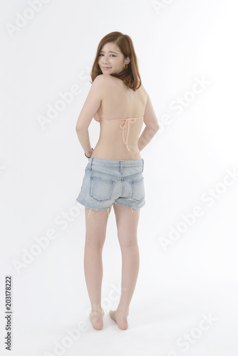 水着に着替える若い女性 Stock Photo Adobe Stock
