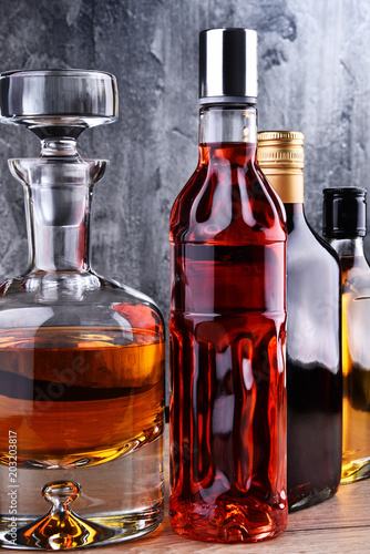 karafka-i-butelki-roznych-napojow-alkoholowych