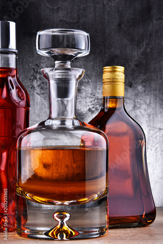 karafka-i-butelki-roznych-napojow-alkoholowych