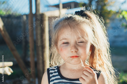 Девочка с синяком под глазом картина