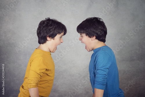 Fotomural niños enfadados que gritan sobre fondo gris