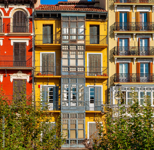 Cuadros en Lienzo Houses in the old town of Pamplona, Spain