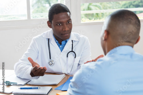 Fotografía African american doctor explaining diagnosis to patient
