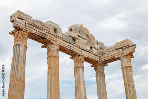 Zdjęcie XXL Kolumny starożytnej greckiej świątyni, ruiny