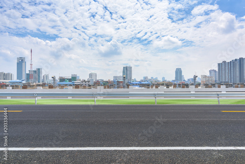 Fotomural Side view asphalt road near the modern city.