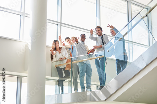 Leinwand Poster Studenten jubeln und zeigen Victory Zeichen