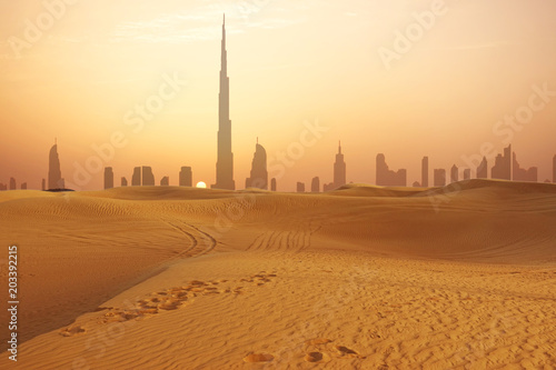 Obraz Dibond Panoramę miasta Dubaj o zachodzie słońca widziany z pustyni