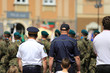 Policja, Straż Miejska stoi za żołnierzami Wojska Polskiego.