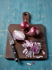 Poster - red onion on wooden cutting board