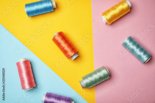 Fotomural Flat lay composition with sewing threads on color background