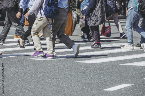 横断歩道を渡る人の足元 Stock 写真 Adobe Stock 横断歩道を渡る人の足元 Stock 写真 Adobe Stock