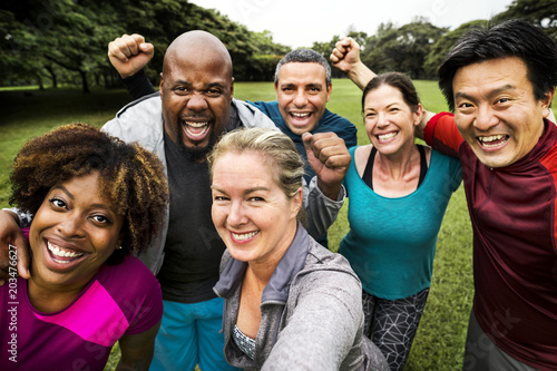 Fotomural Group of cheerful diverse friends in the park