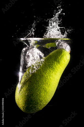 zielony-avocado-w-wodzie-na-czarnym-tle
