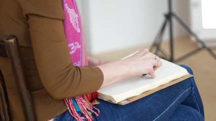 Wall Mural - Woman painter makes the measurement with a pencil of model