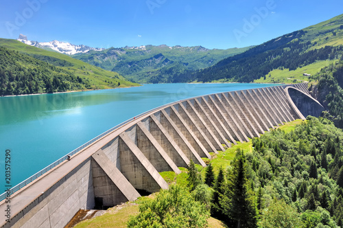 Fotomural lake and concrete foothill of a dam in mountain