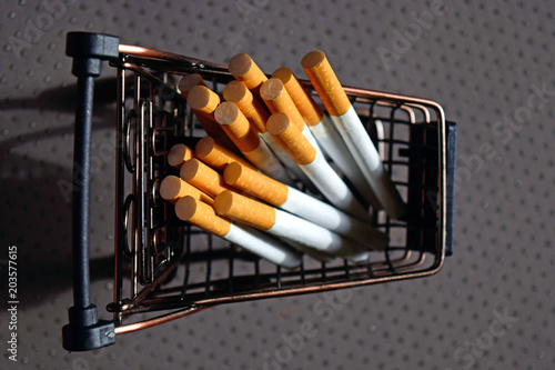 Cuadros en Lienzo A bunch of cigarettes lying in a metal mini cart