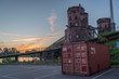 Container vor der Eisenbahnbrücke in Mainz am Rhein im Sonnenaufgang