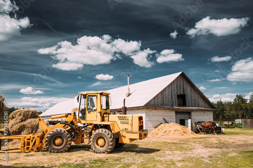 Valokuva Multipurpose Wheel Loader Carry Out Works In Transportation Of Hay