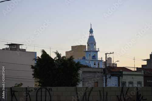 Cuadros en Lienzo Vista de igreja azul atrás de muros pixados