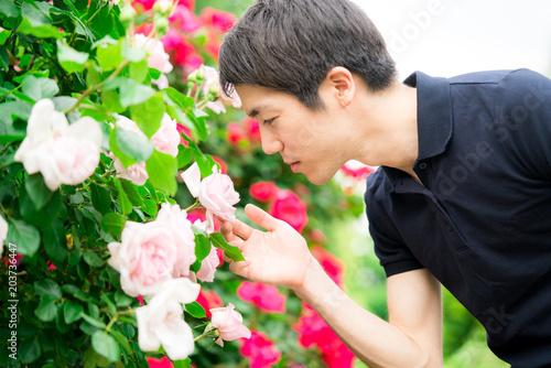 花の匂いを嗅ぐ男性 Adobe Stock でこのストック画像を購入して 類似の画像をさらに検索 Adobe Stock