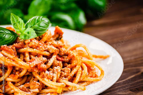 Fotografía Pasta with meat, tomato sauce and vegetables