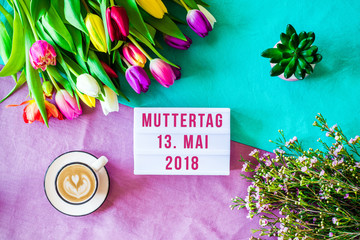  Muttertag Mai auf lightbox mit bunten Blumen als flat lay
