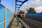 Fototapeta  - Samochód ciężarowy w ruchu na nowoczesnym moście wuszącym, obwodnica Czarnowąs.