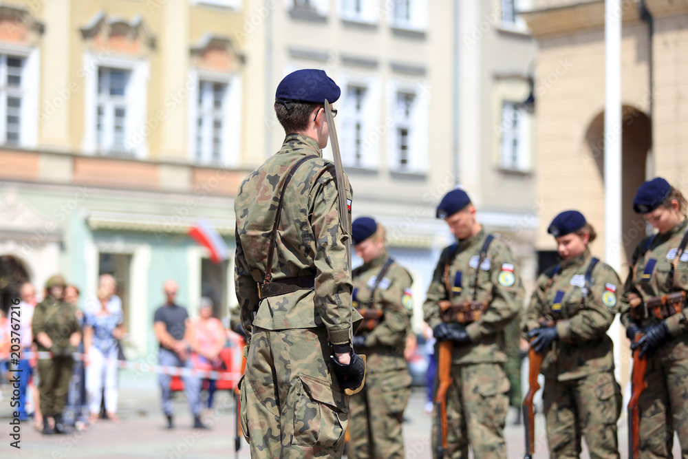 Żołnierze Wojska Polskiego w czasie musztry paradnej na rynku w Opolu. - obrazy, fototapety, plakaty 
