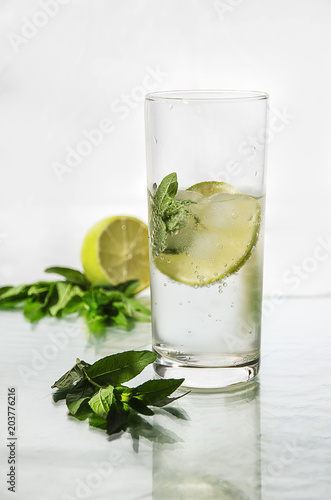 zimna-slodka-woda-z-babelkami-limonka-lodem-i-mieta