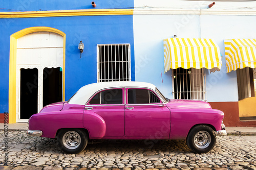 Dekoracja na wymiar  stary-amerykanski-samochod-zaparkowany-na-ulicy-trynidadu