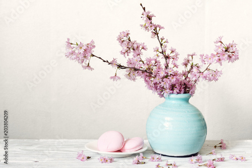 Fotomural Pink cherry blossom flower bouquet with macarons in blue vintage vase on white w