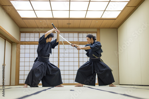 Dekoracja na wymiar  trening-samurajow-w-tradycyjnym-dojo-w-tokio