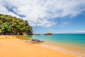 Abel Tasman National Park, New Zealand: Magical sandy beach with turquoise blue water on beautiful sunny summer day, enjoy breathtaking landscape by exploring the Splitt Apple ocean coast by kayaking