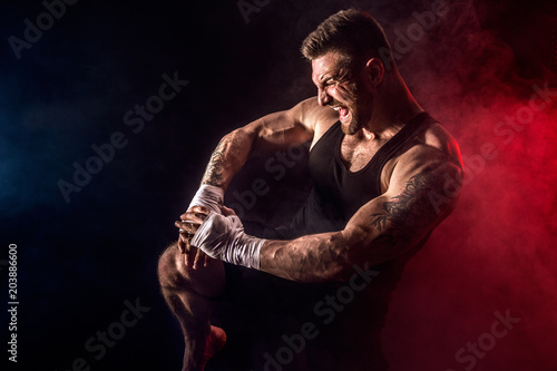 Dekoracja na wymiar  koncepcja-sportu-bokser-muay-thai-sportowca-walki-na-czarnym-tle-z-dymem-kopiuj-spa