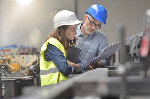 Cuadros en Lienzo Metal industry manager and engineer meeting in factory
