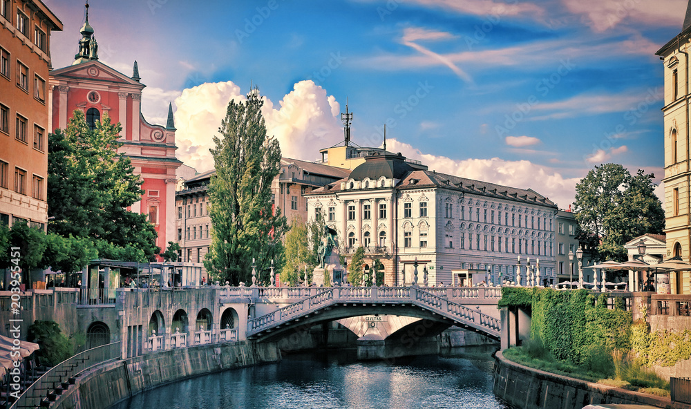 Obraz na płótnie View on Ljubljanica river with old building in Ljubljana city in Slovenia. w salonie