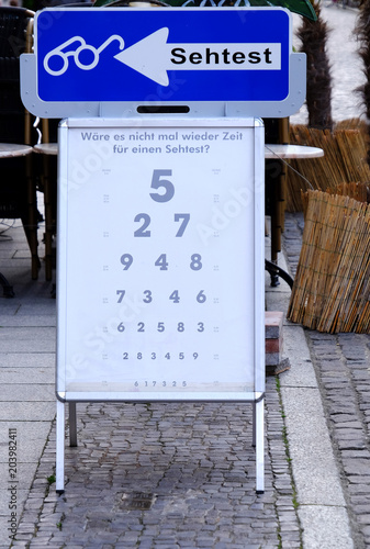 Offentliche Sehtest Tafel Auf Dem Burgersteig Buy This Stock