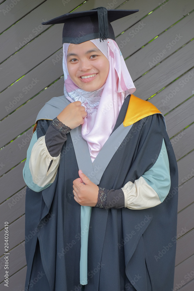 Foto stock di Beautiful female Muslim wearing a convocation robe and ...