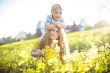 © Kristin Gründler - Mama und Sohn toben im Rapsfeld